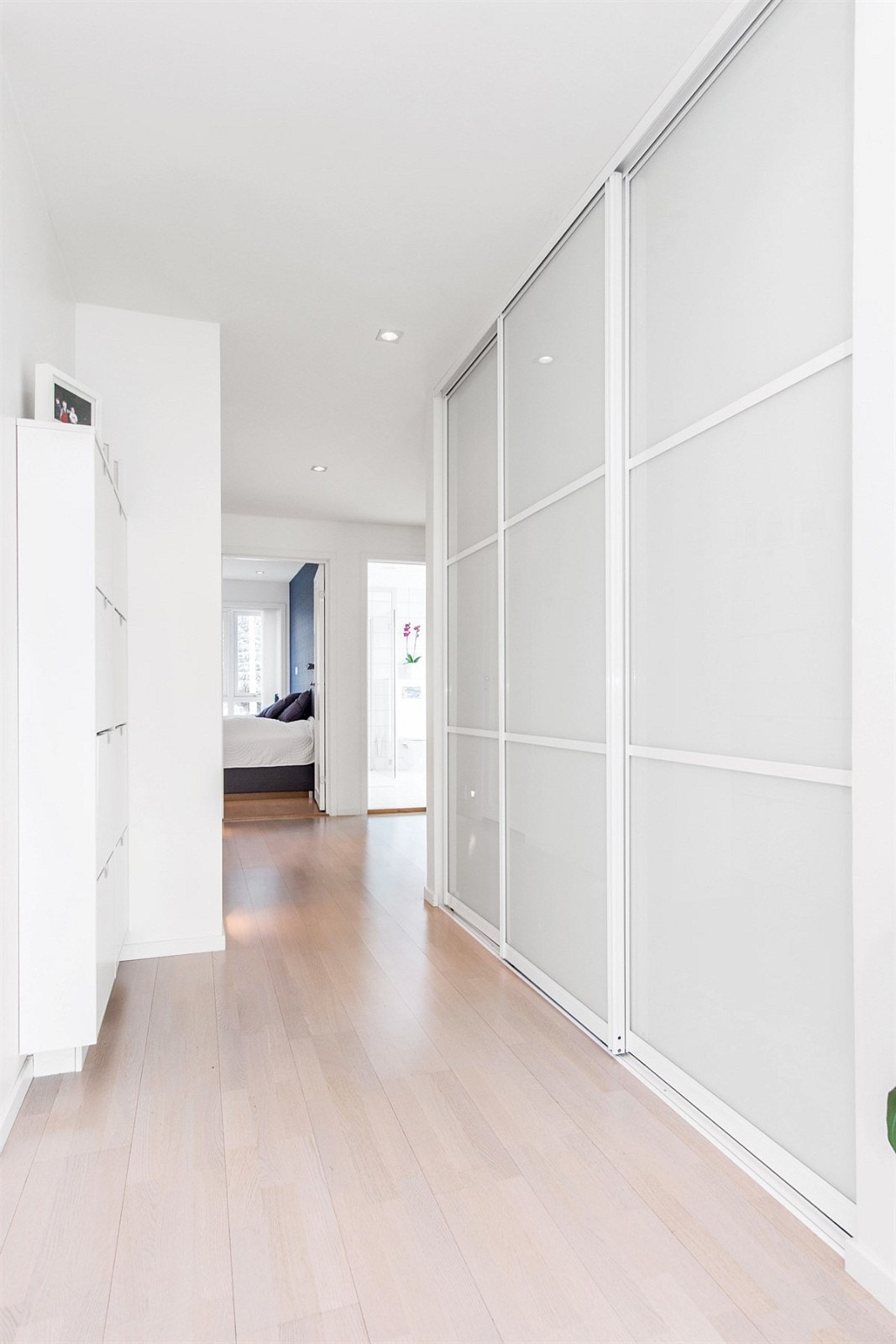 Stor skyvedørsgarderobe i entré/hall. Galleribilde