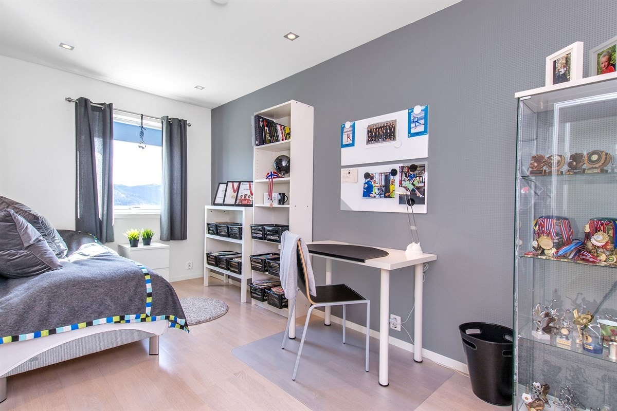 Soverom i sokkeletasje på ca. 10m². Galleribilde