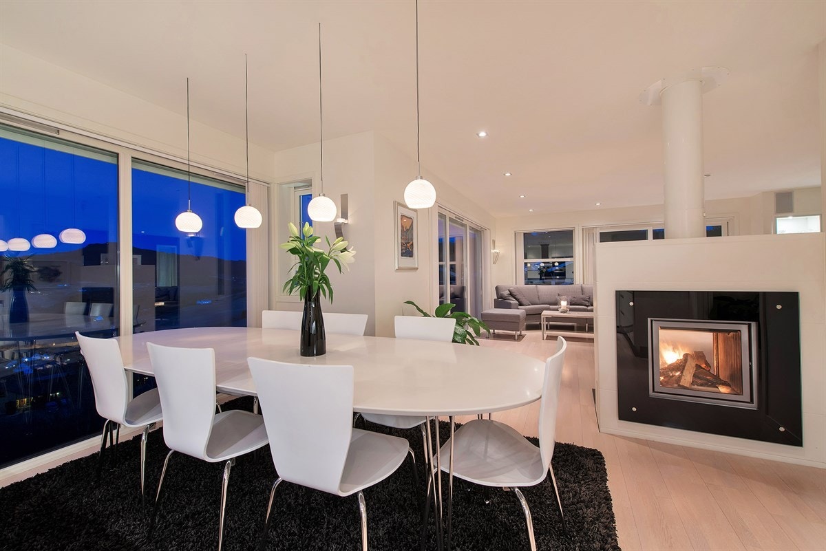 En nydelig gjennomgående peis bidrar til en koselig ramme rundt måltidet. Galleribilde