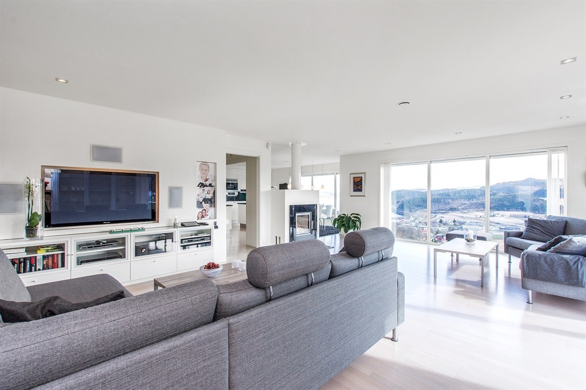 Innfelt i veggen står en 50" plasmaskjerm fra den legendariske KURO-serien til Pioneer, som sammen med fem høyttalere fra Klipsch og en subwoofer gir deg kinofølelse. Alt AV-utstyr medfølger i handelen. Galleribilde