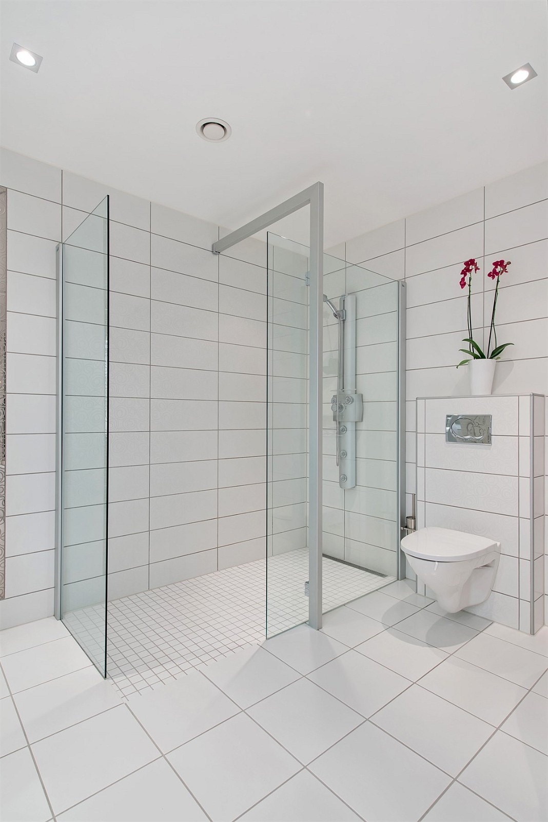 Stor og elegant dusjsone med glassvegger. Galleribilde