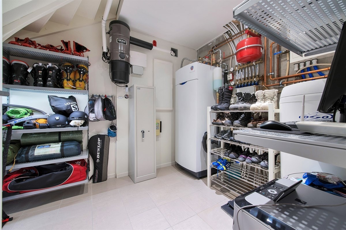 Det tekniske rommet er hjernen i huset. Her står bl.a. varmepumpe, enhet for kameraovervåkning, sentralstøvsuger etc. Galleribilde