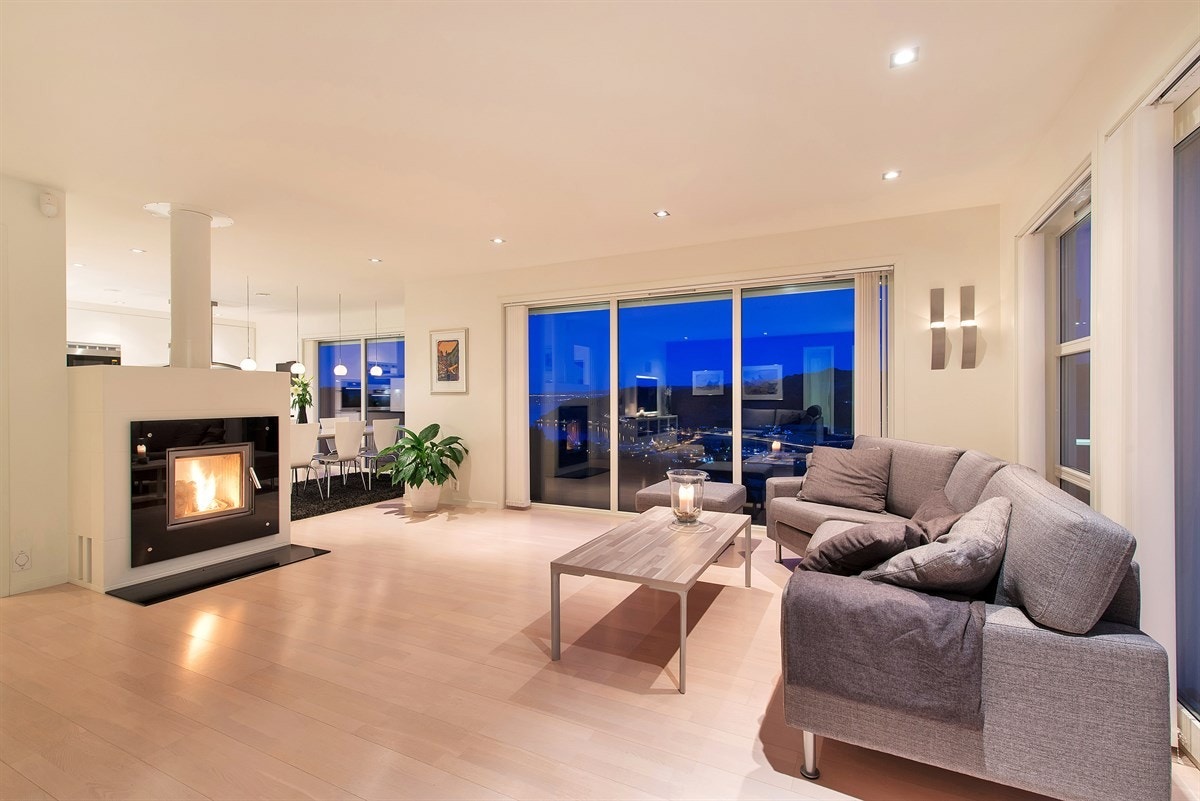 Peisen fortsetter å lage stemning når sofaen er inntatt etter måltidet. Galleribilde