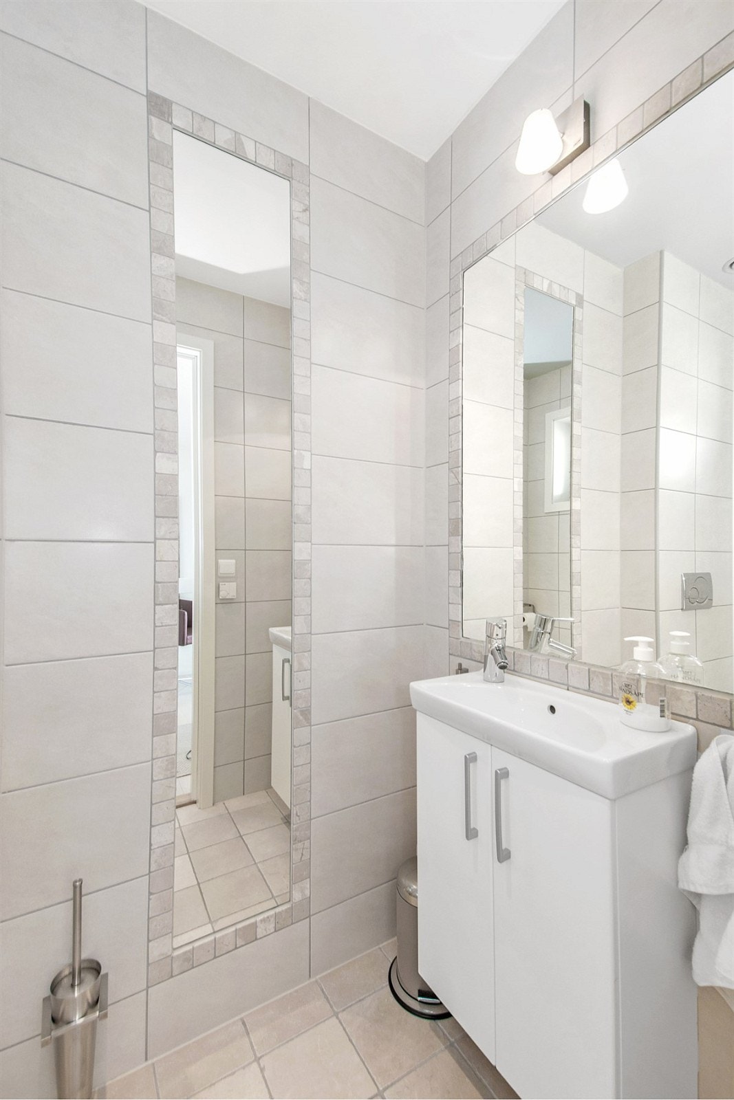 Stilrent bad i sokkeletasjen. Galleribilde