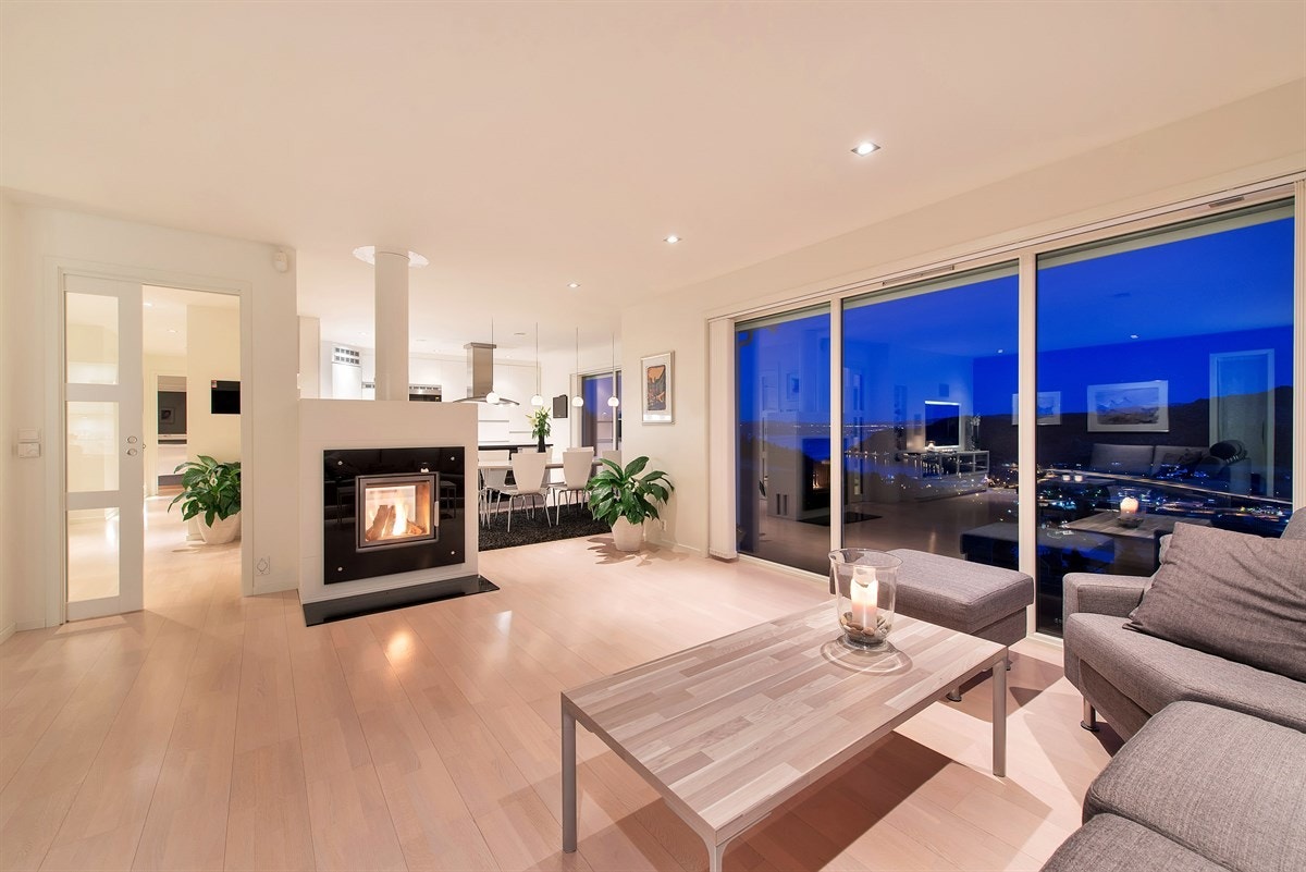 Den gjennomgående peisen sørger for å adskille kjøkkenet litt fra stuen. Galleribilde