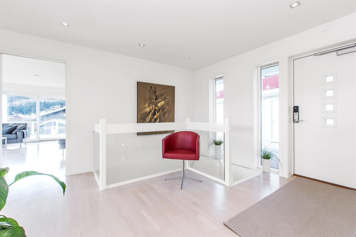 Entré/hall er et åpent og lyst rom på ca. 23m². Galleribilde