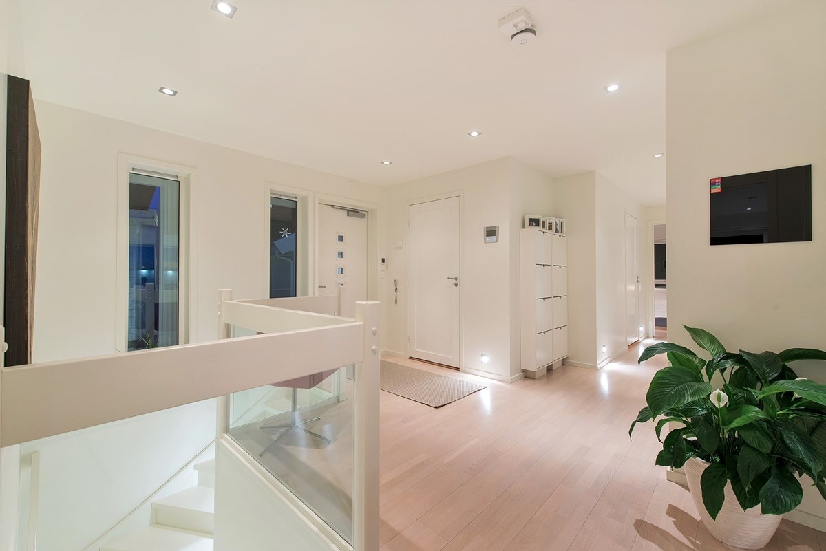 Lys og tiltalende entré/hall ønsker deg velkommen. Her finnes styringspanel for varme og utelys, samt brann- og innbruddsalarm. Galleribilde