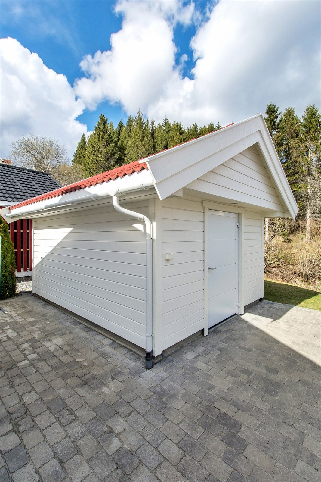 Den isolerte sportsboden sikres god adkomst gjennom en 135cm bred dør fra Hörmann. Galleribilde