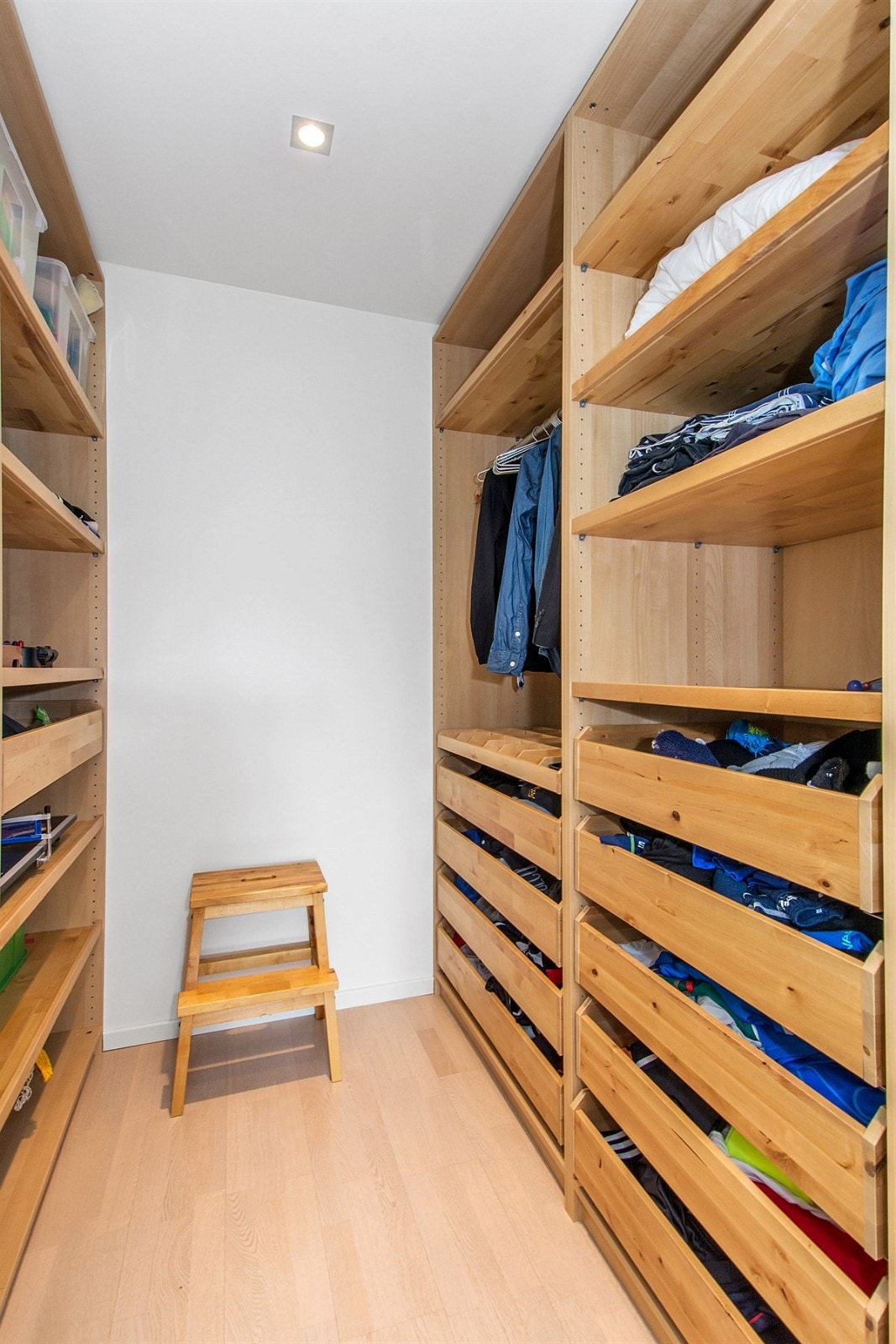 Garderoberom i tilknytning til det ene soverommet i sokkeletasjen. Galleribilde