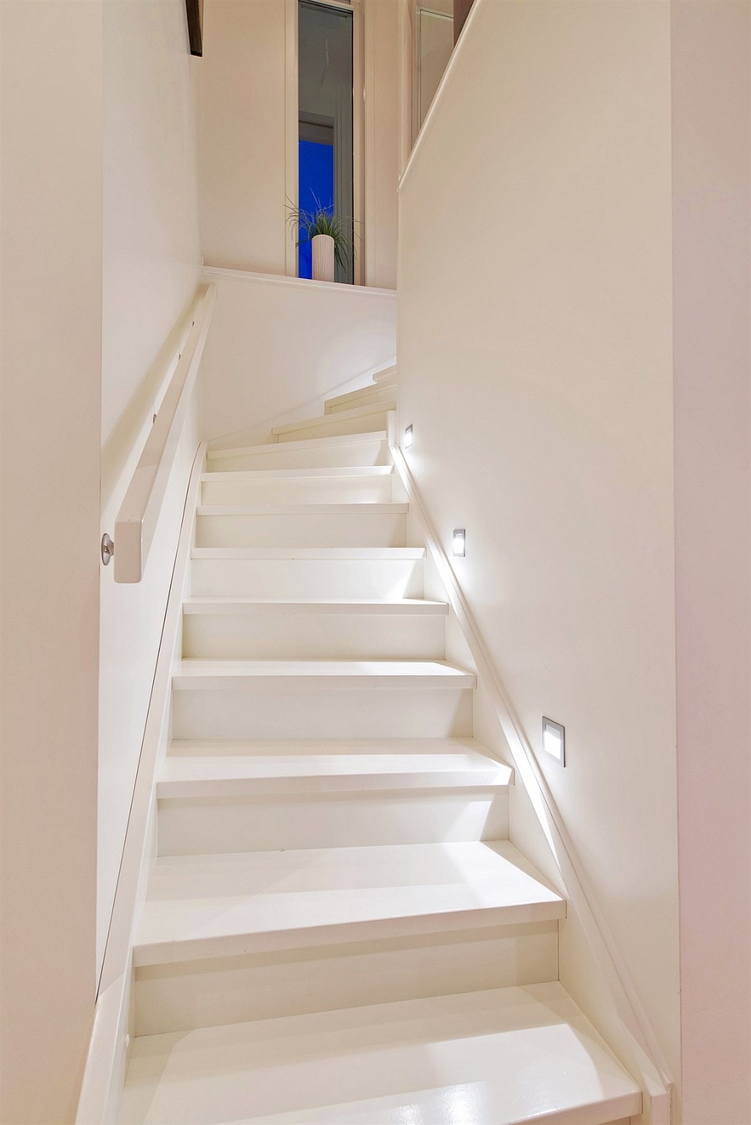 Innfelt belysning ledsager deg opp og ned trappen. Galleribilde