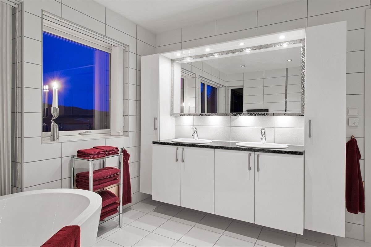 To servanter hindrer kø i travle perioder. Galleribilde