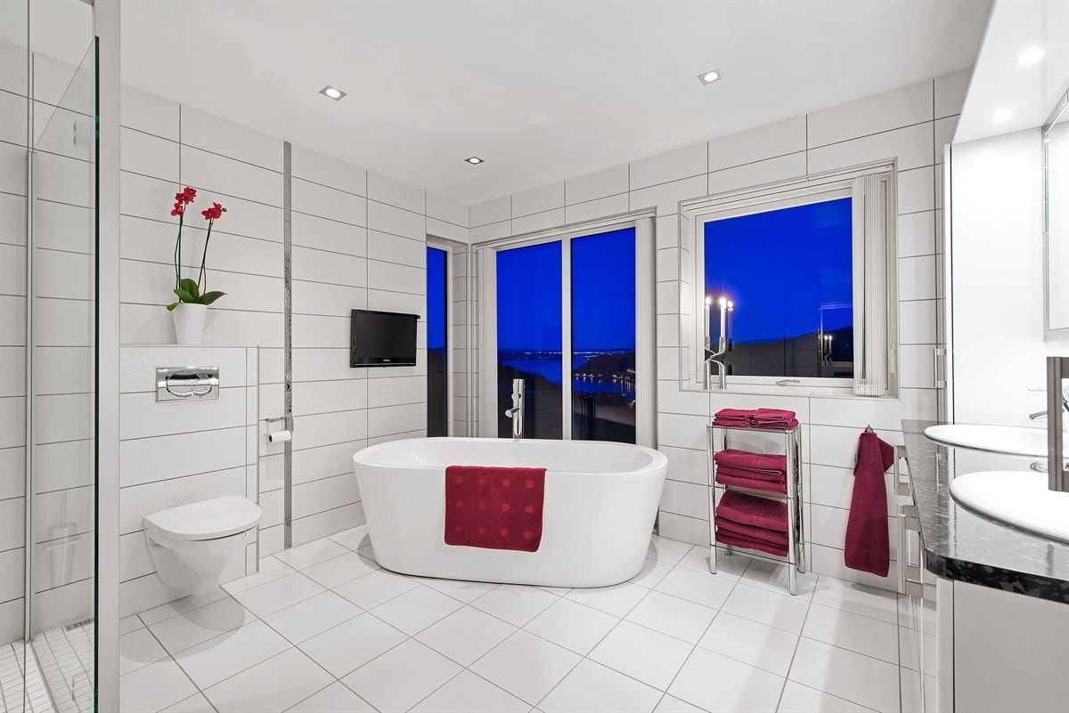 Badet i 1. etasje oser av ekslusivitet. Fra badekaret kan man nyte deilig fjordutsikt gjennom store vinduer. Galleribilde