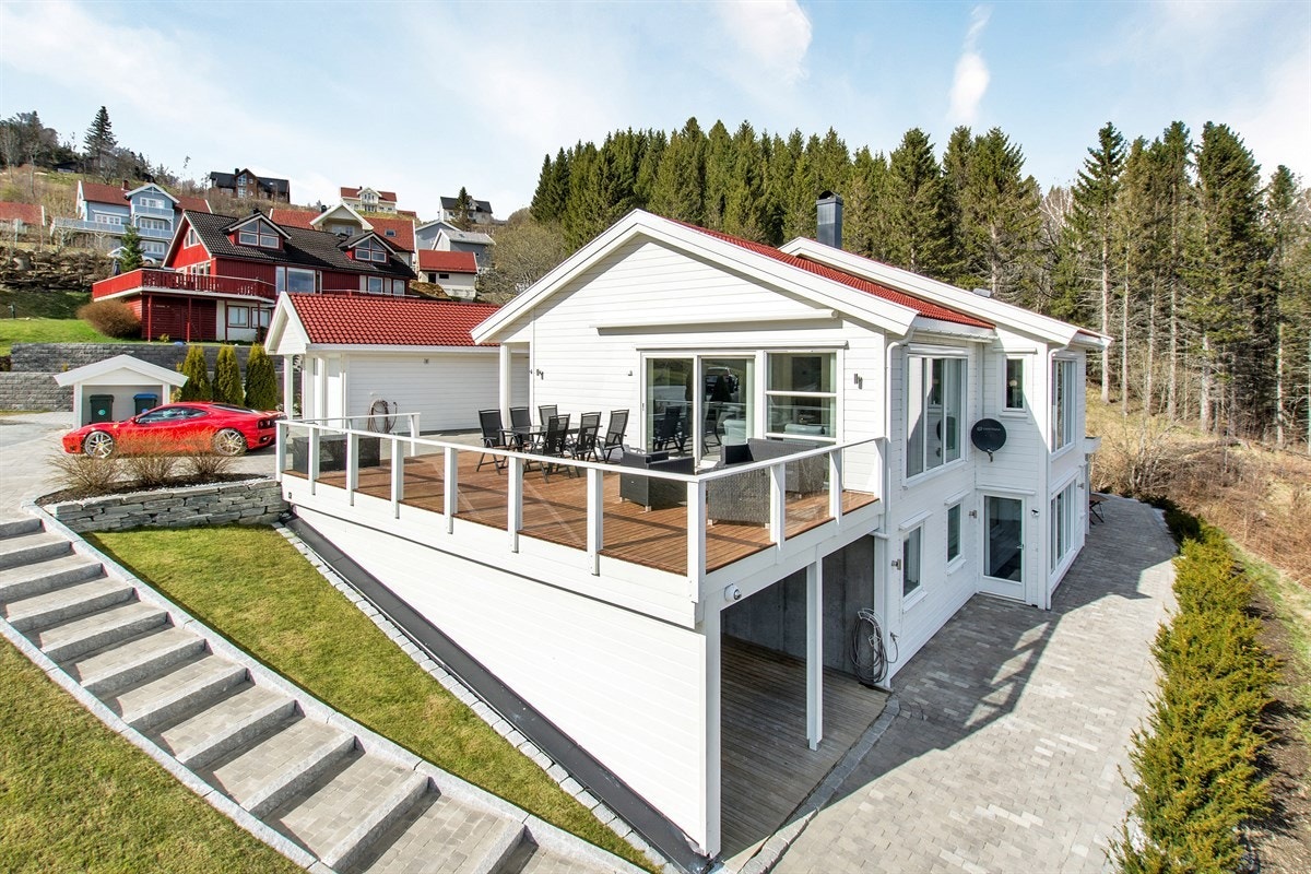 Under verandaen skjuler det seg en tør og fin sportsbod på ca. 32m², velegnet for lagring av ulik art. Galleribilde