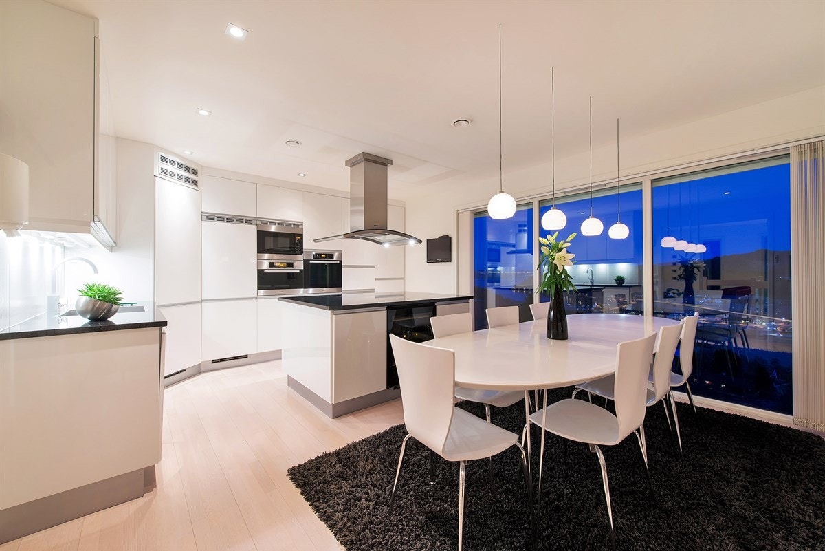 Lun stemning i den delikate kjøkkenavdelingen. En nydelig innredning fra Fossline er smykket med en lekker benkeplate i dyp sort granitt. Galleribilde