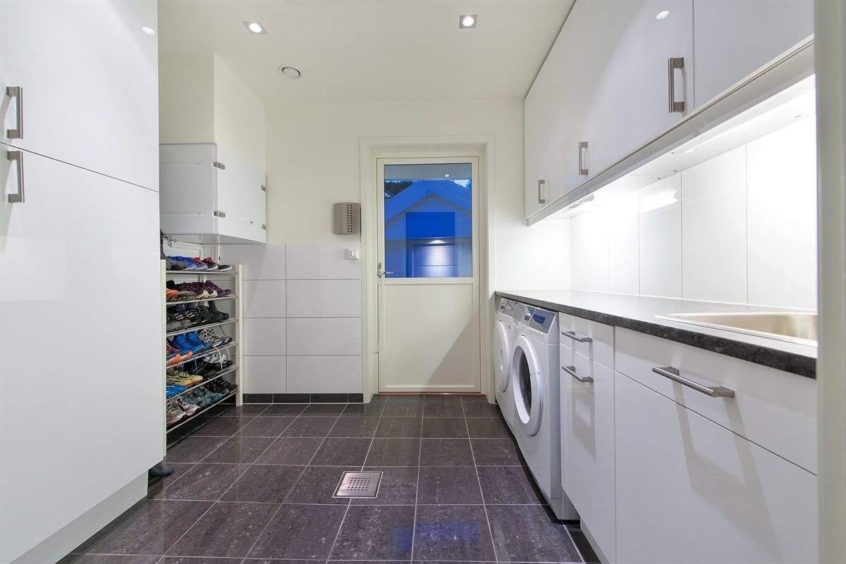 Smakfullt vaskerom med egen inngangsdør, praktisk innredet med god oppbevaringsplass. Galleribilde