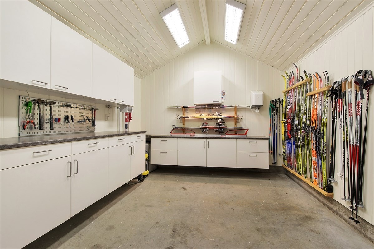 Isolert sportsbod/smørebod med Villavent avtrekk. God oppbevaringsplass gjør det lett å holde system i sakene. Galleribilde