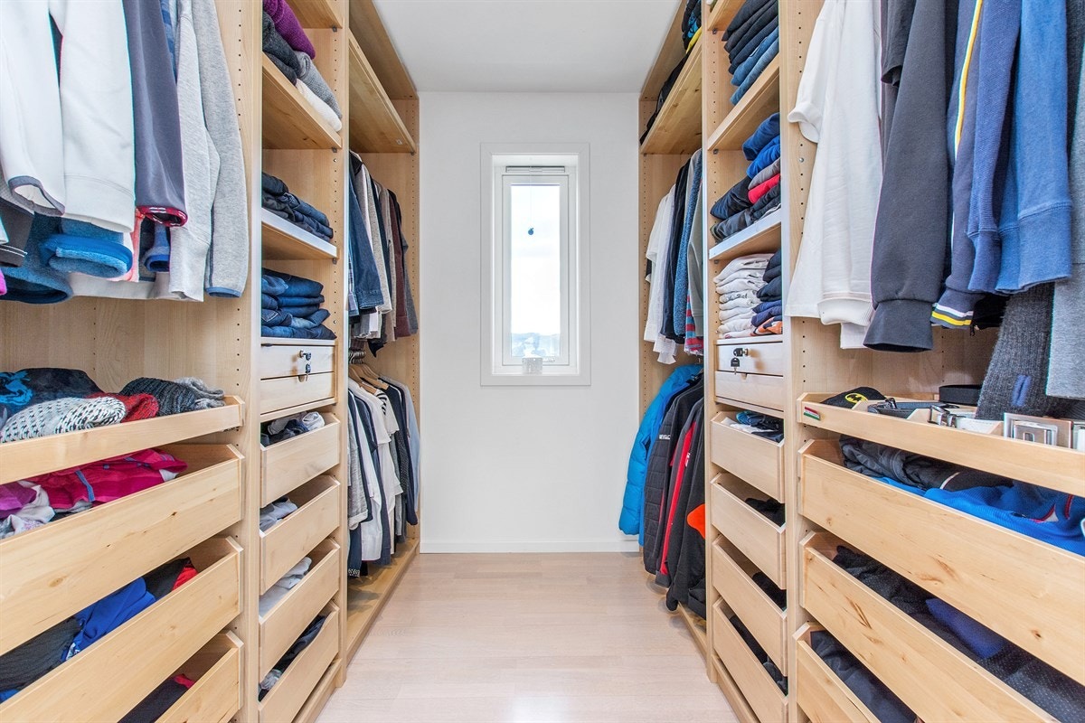 Garderoberommet i 1. etasje lar deg holde orden på klærne. Galleribilde