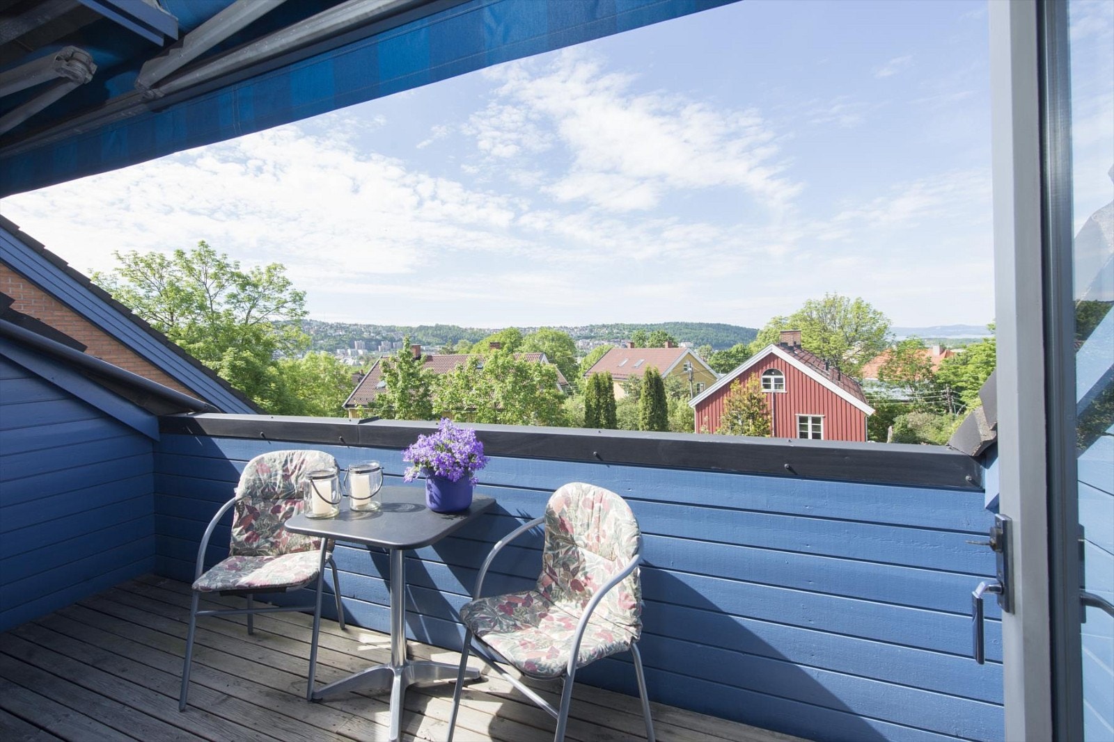 Solrik takterrasse med markiser. Galleribilde