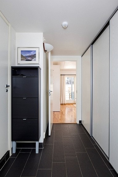 Entre med stor skyvedørsgarderobe. Galleribilde