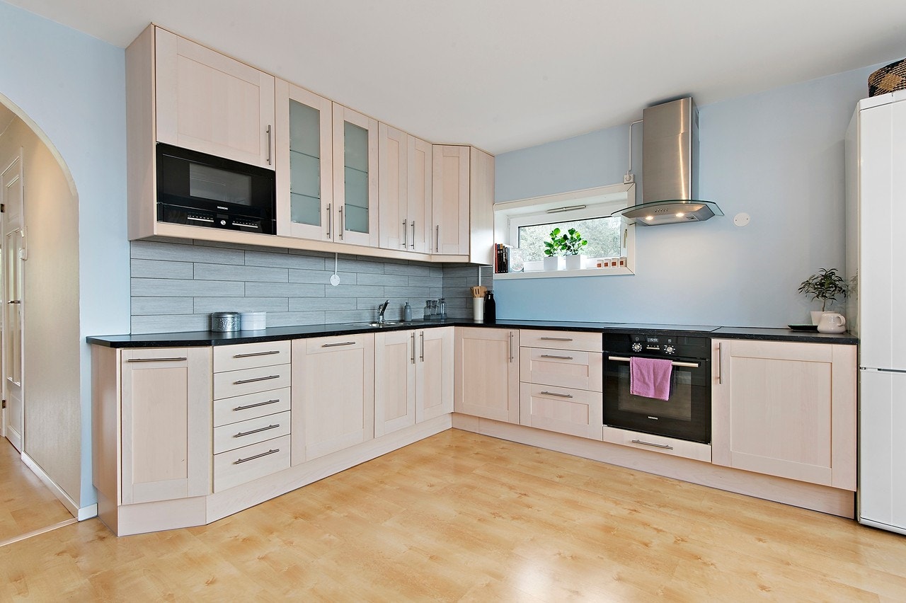 Pent kjøkken fra 2011 med integrert Inductionstopp, komfyr og microovn Galleribilde