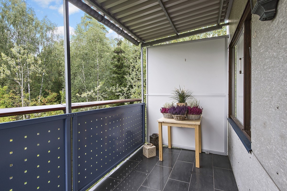 Romslig balkong med utsikt Galleribilde