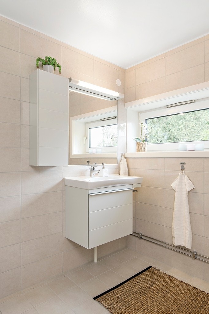 Badet har vindu ut mot skogen Galleribilde