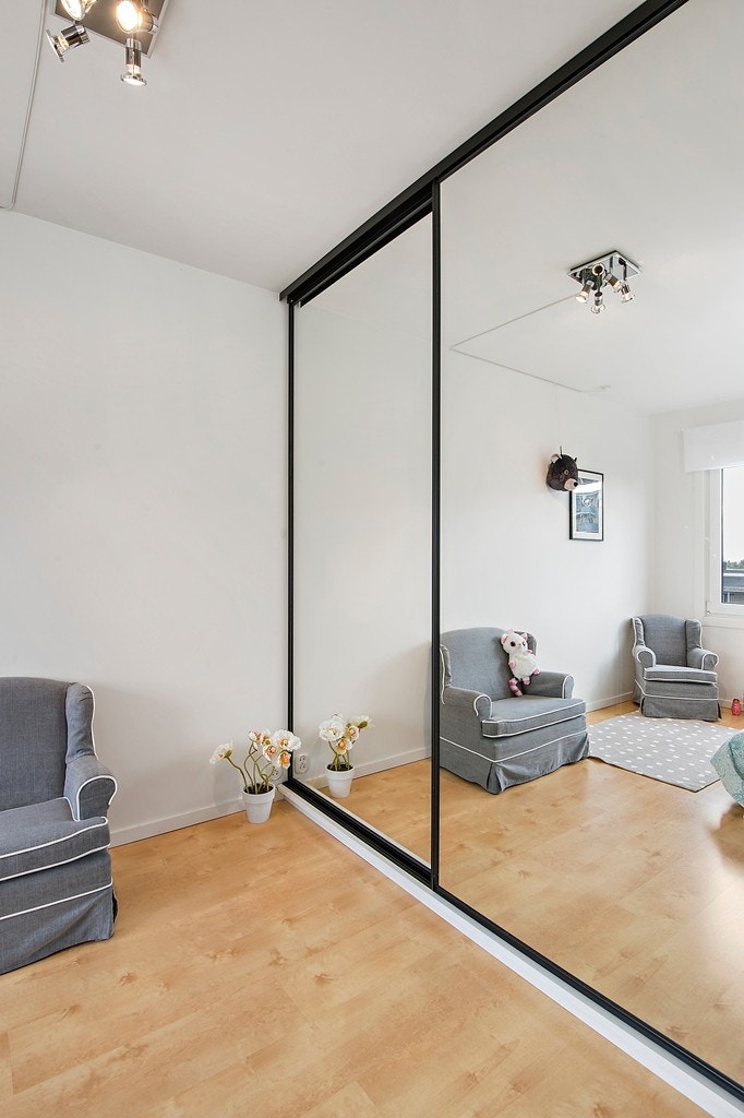 Skyvedørsgarderobe på soverom Galleribilde