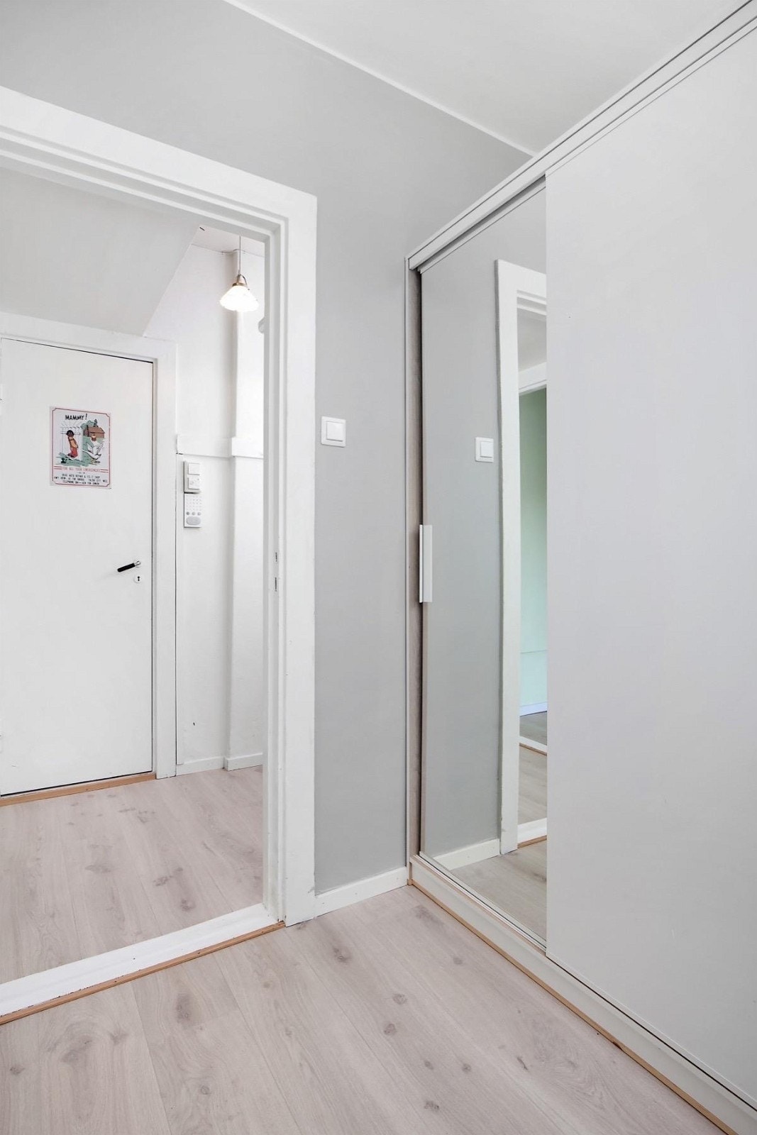 Praktisk skyvedørsgarderobe med gode oppbevaringsmuligheter. Galleribilde