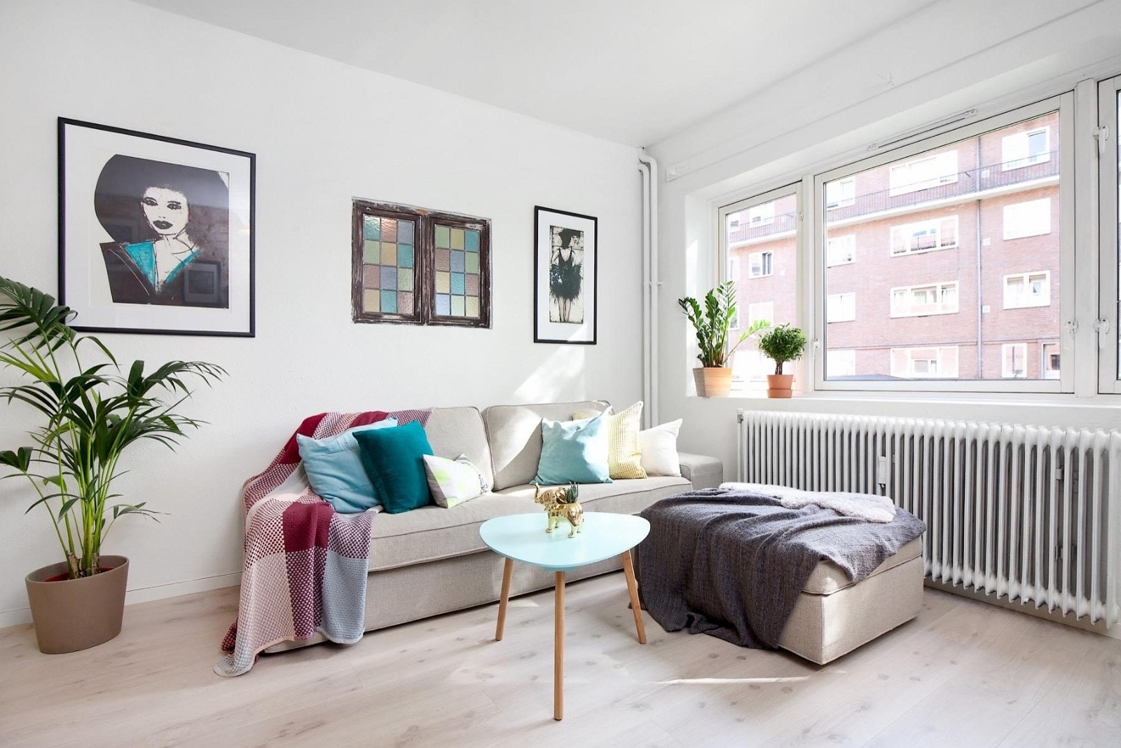 I stuen er det god plass til sofa, tv-møblement og øvrig møblement. Galleribilde