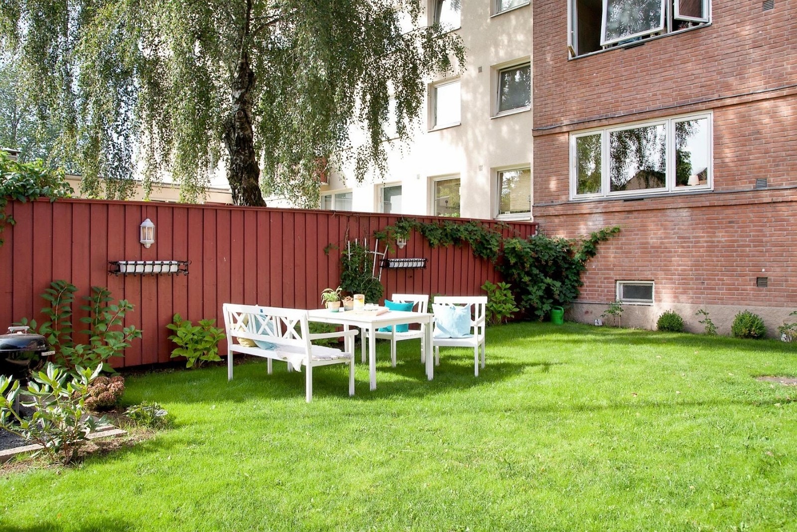 Bakgården ligger avskjermet til, vekk fra trafikk og støy. Galleribilde