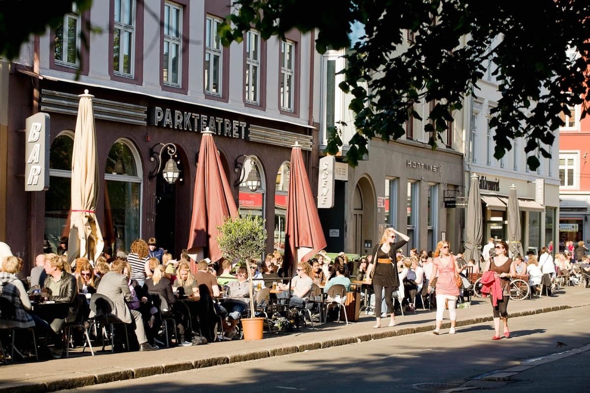 En liten spasertur ned til Grünerløkka finner du noen av byens mest populære kafeer, hyggelige spisesteder, barer m.m. Galleribilde