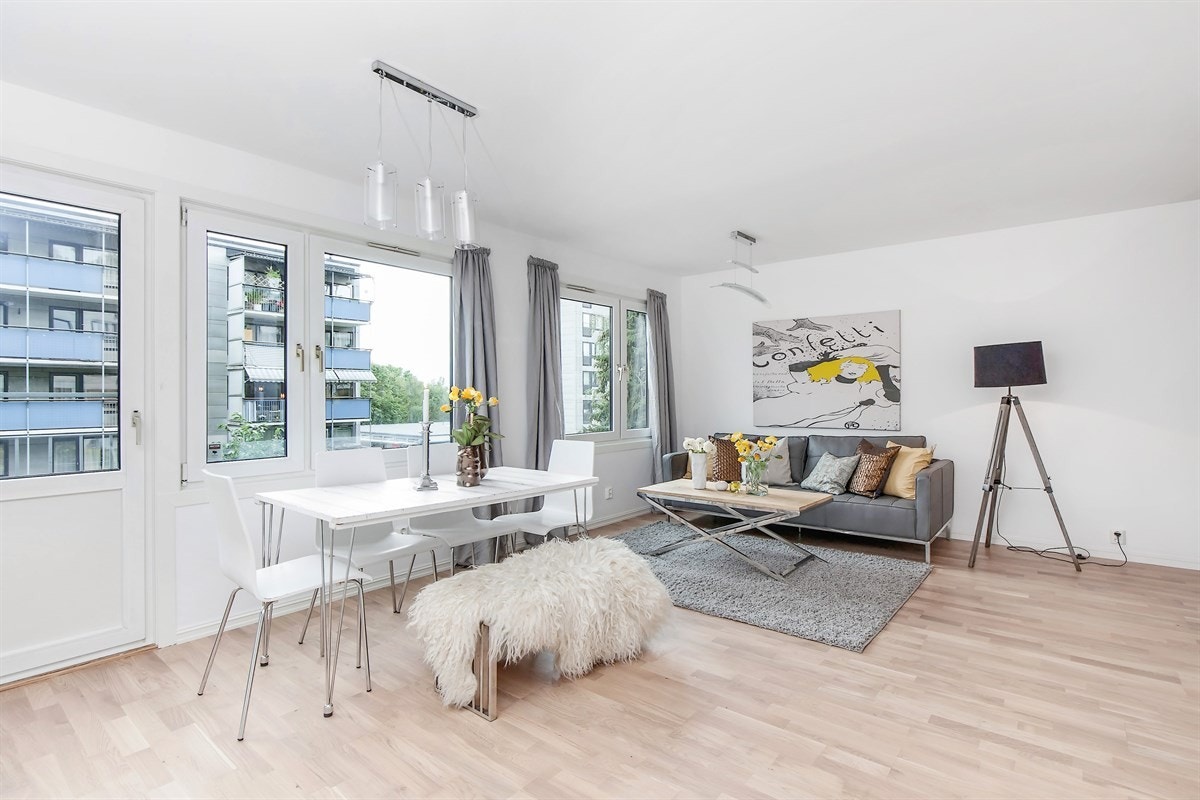 Leiligheten har en lys og tiltalende stue med åpen løsning til kjøkken Galleribilde