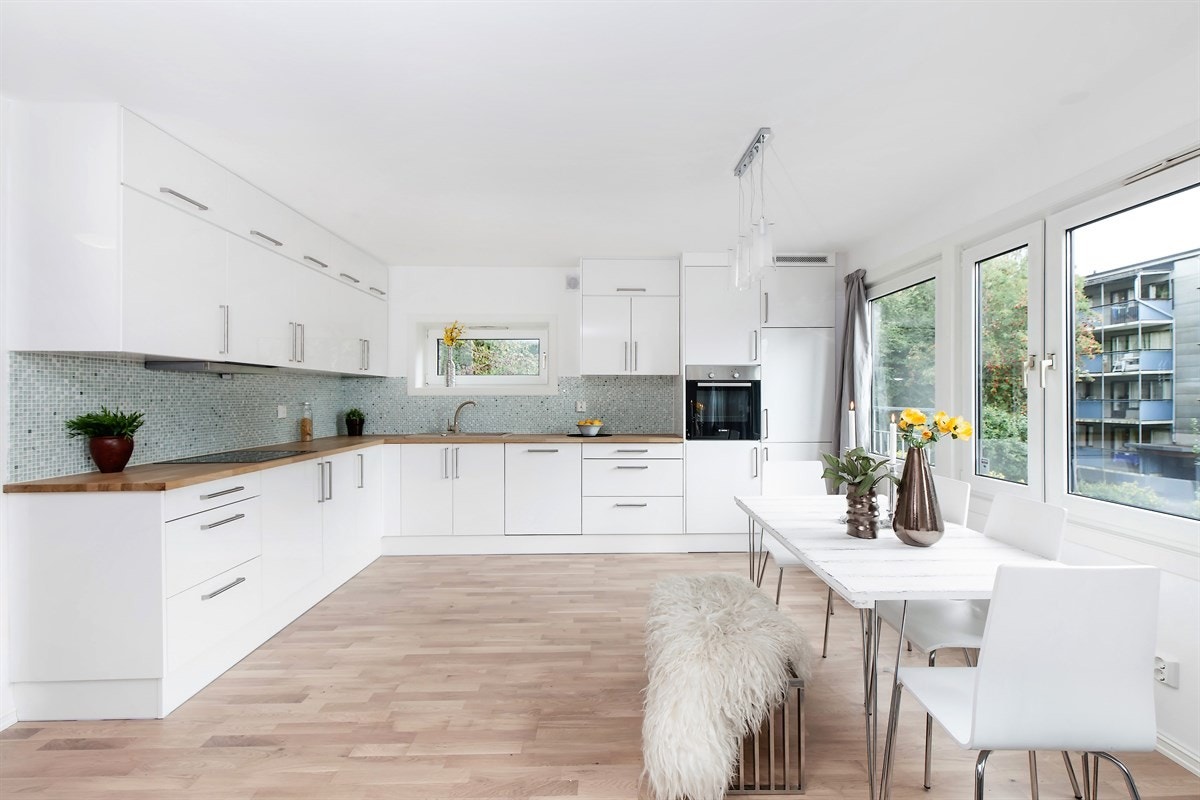 Kjøkkenet er av nyere årgang og holdt i en moderne stil som kler leiligheten svært godt Galleribilde