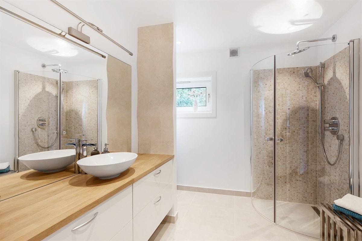 Badet er pusset opp de senere år og fremstår som meget delikat. Det er lyse fliser på gulv med gulvvarme, lysmalte vegger, samt sandfargede mosaikkfliser på vegg i dusjsonen og på innebygd sisterne Galleribilde