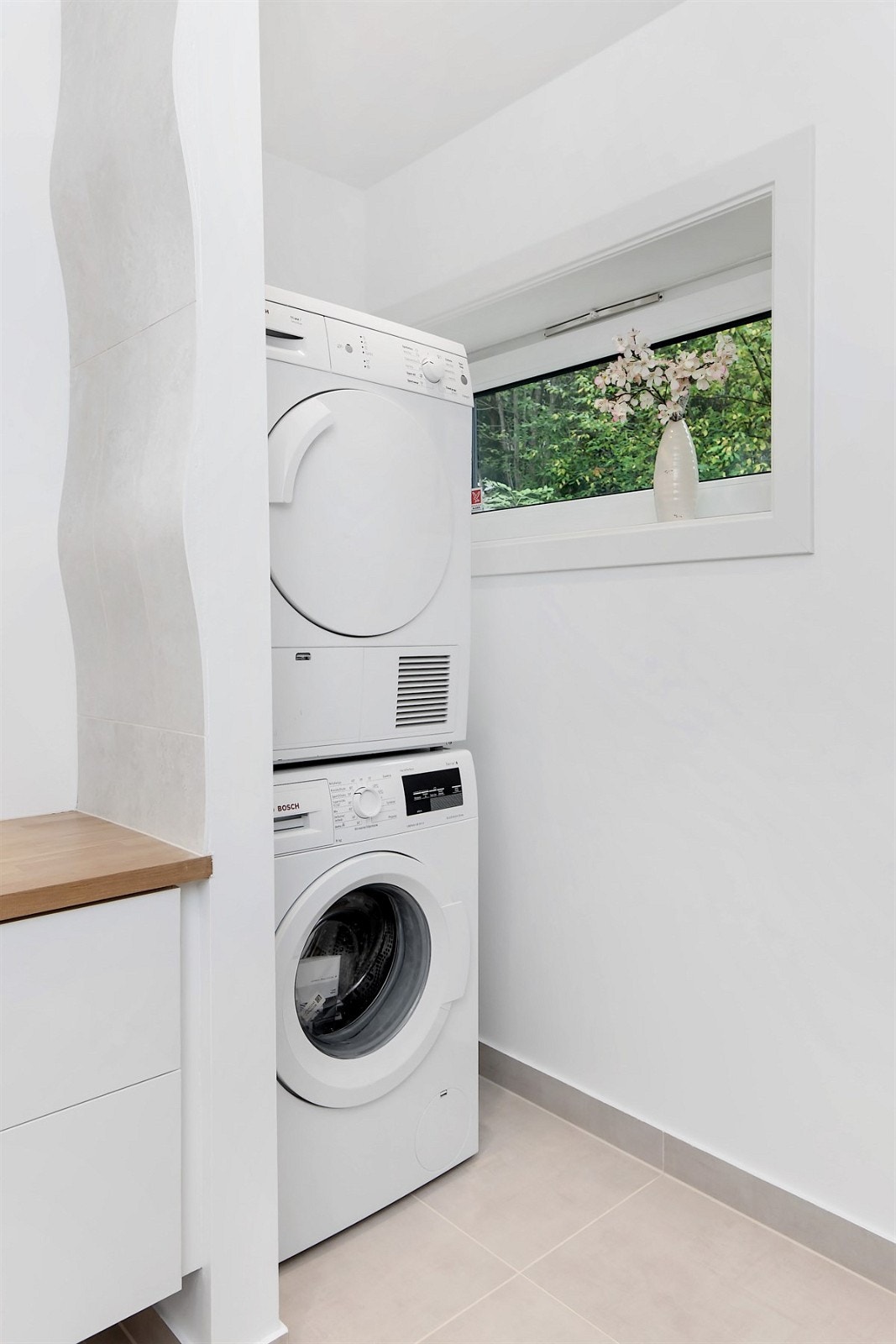 Badet er pusset opp de senere år og fremstår som meget delikat. Det er lyse fliser på gulv med gulvvarme, lysmalte vegger, samt sandfargede mosaikkfliser på vegg i dusjsonen og på innebygd sisterne Galleribilde