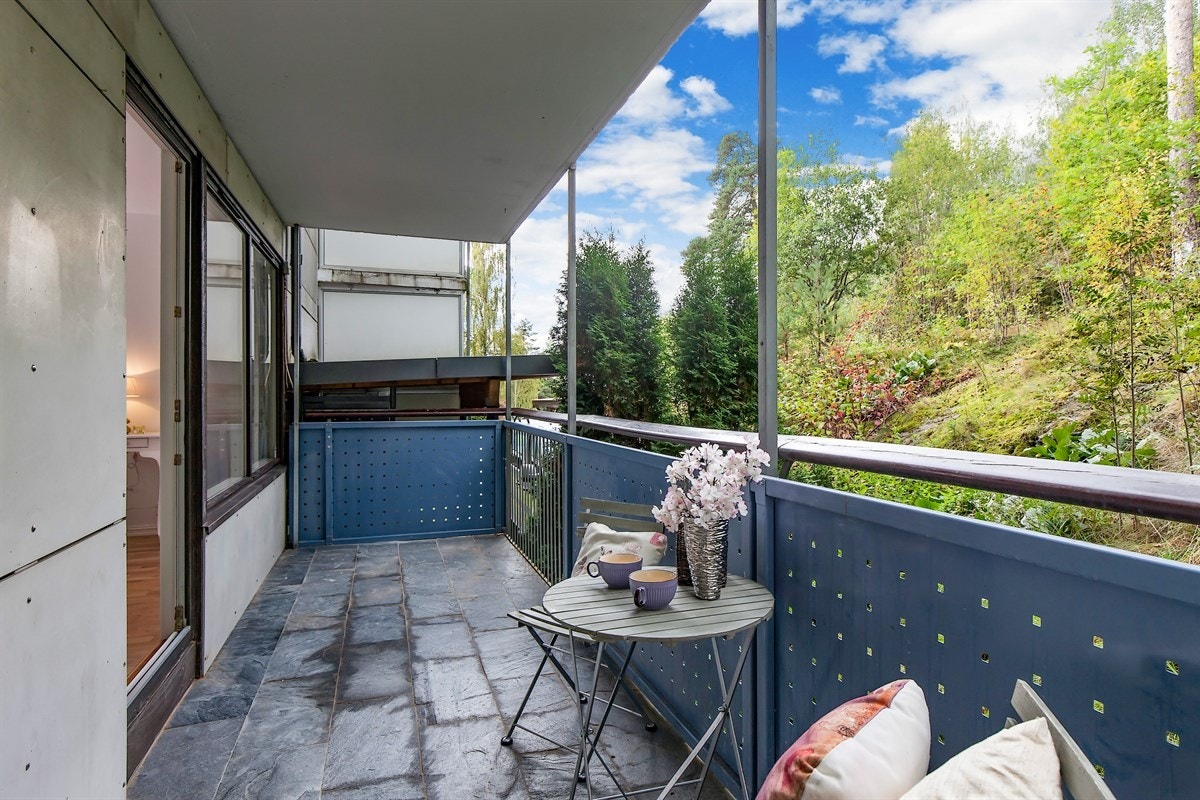 Leiligheten har en overbygd balkong som vender ut mot usjenert grøntområde, samt en fransk balkong ved kjøkkenet Galleribilde