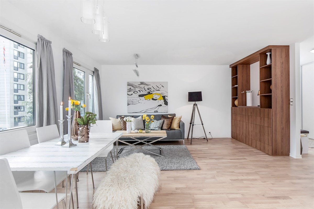 Stuen har pen eikeparkett på gulv, lysmalte vegger, samt god plass for sofaløsning Galleribilde