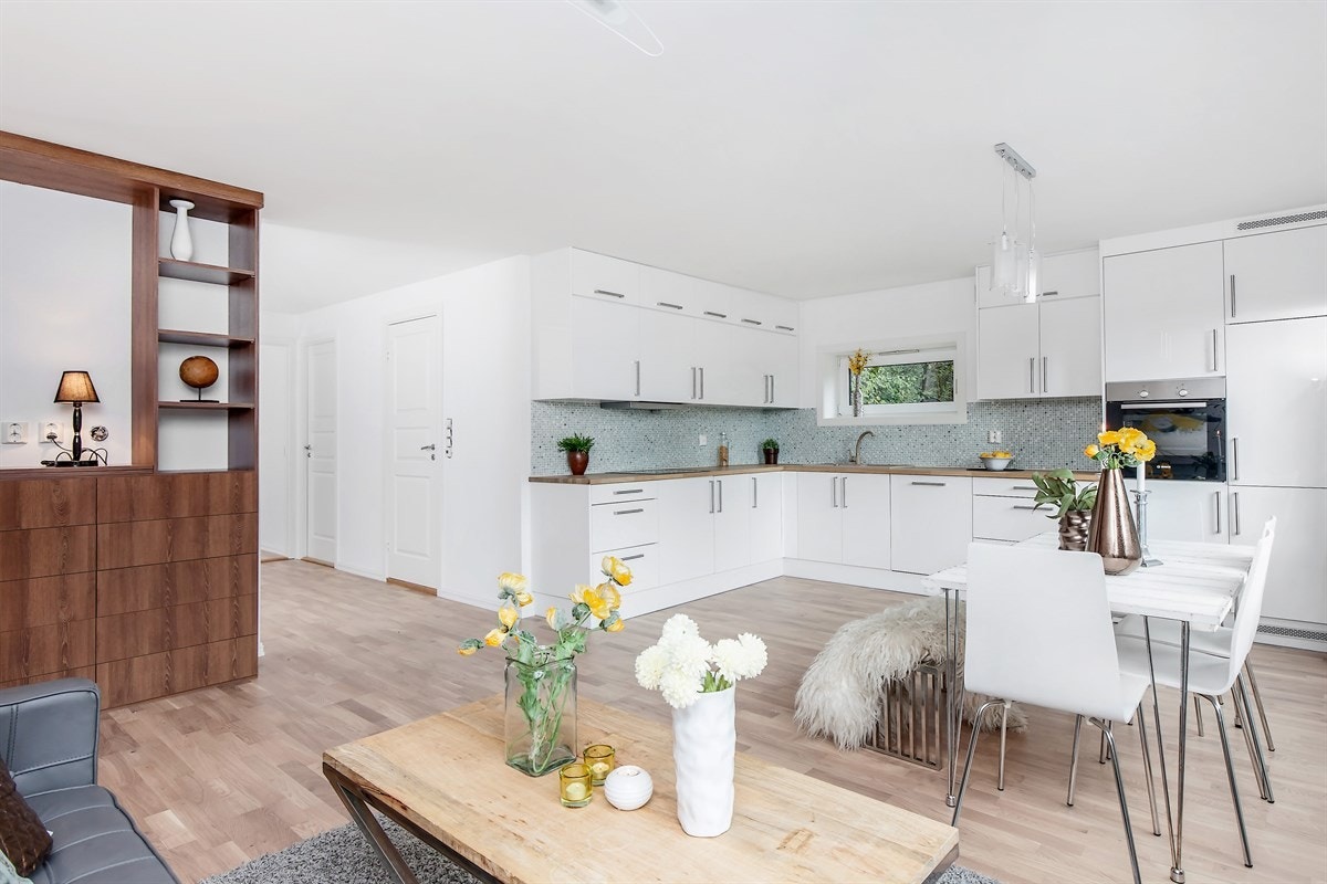 Stuen har pen eikeparkett på gulv, lysmalte vegger, samt god plass for sofaløsning med tilhørende møblement og spisebord Galleribilde