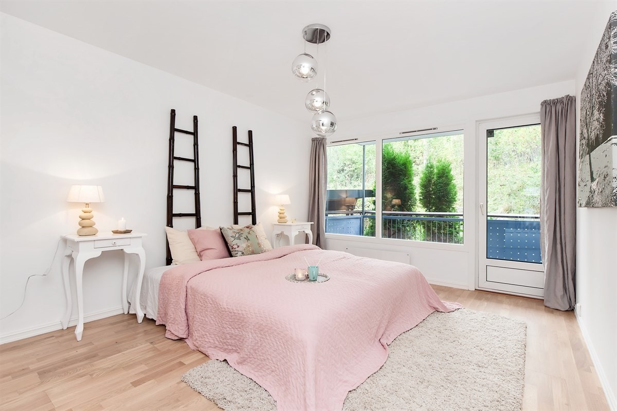 Leiligheten har to lyse og gode soverom med eikeparkett på gulv, hvorav ett har utgang til balkong på ca. 10 kvm Galleribilde