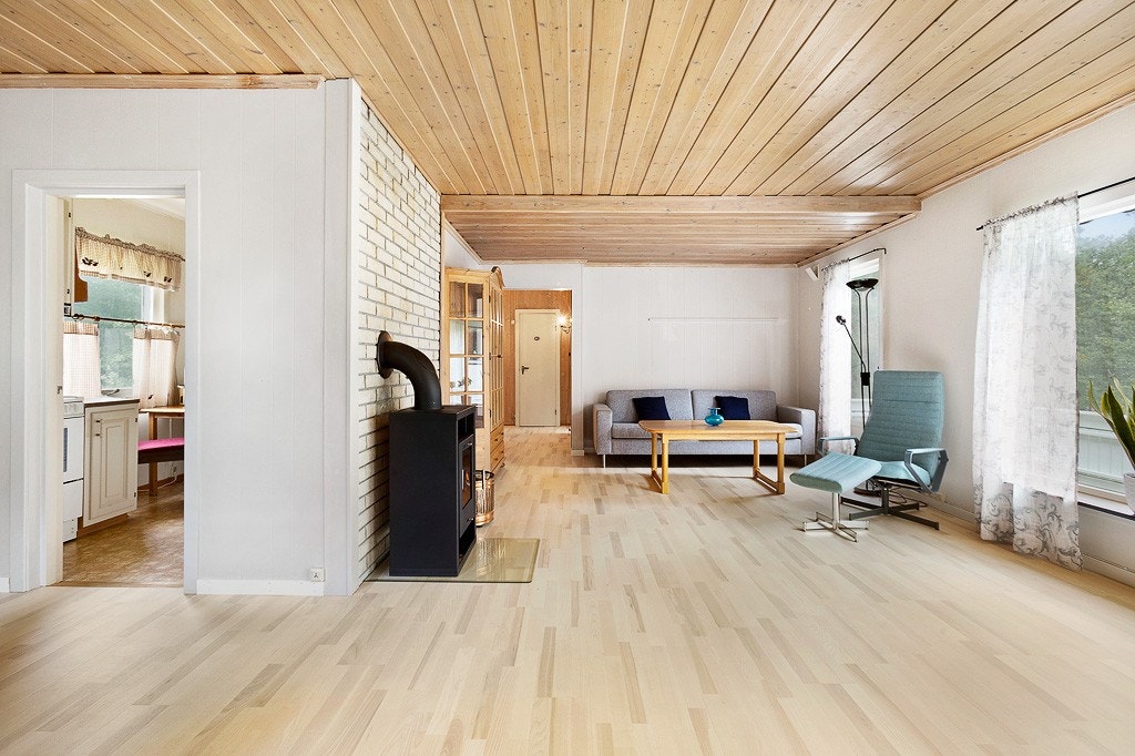 Lys stuen som er nylig oppusset. Utgang fra stuen til terrasse. Galleribilde