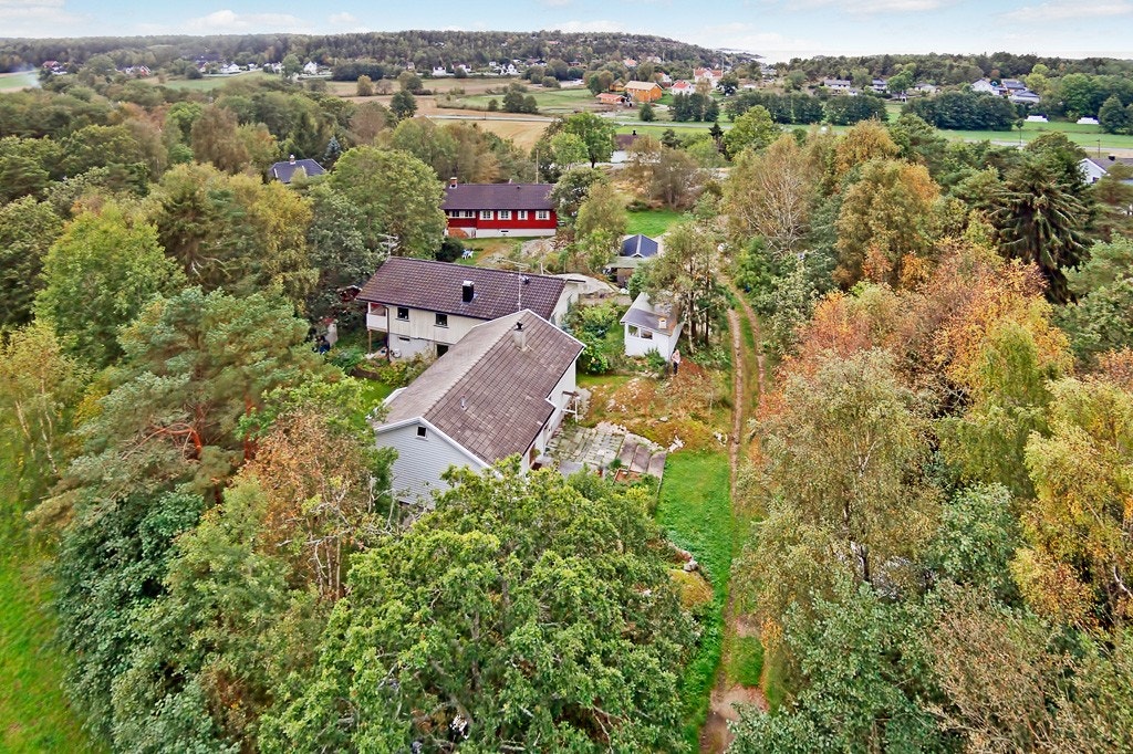 Boligen ligger skjermet og grenser mot naturen. Galleribilde