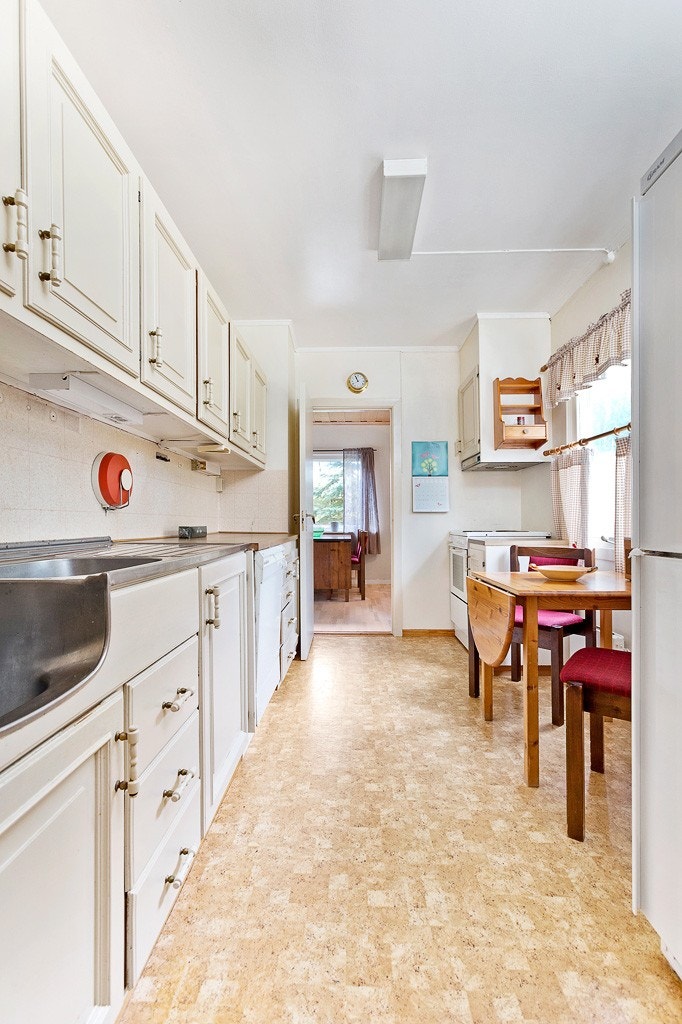 Kjøkken med plass for et frokostbord. Galleribilde