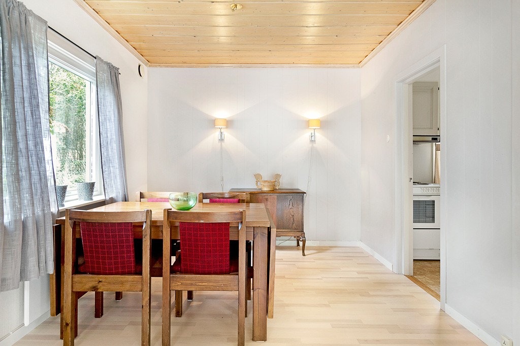 Spisestuen ligger vegg-i-vegg med kjøkkenet. Galleribilde