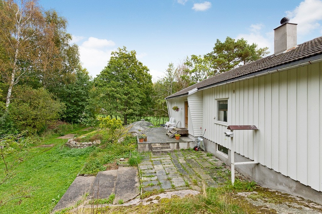 Fasade ved inngangsparti. Skiferlagt uteplass. Galleribilde