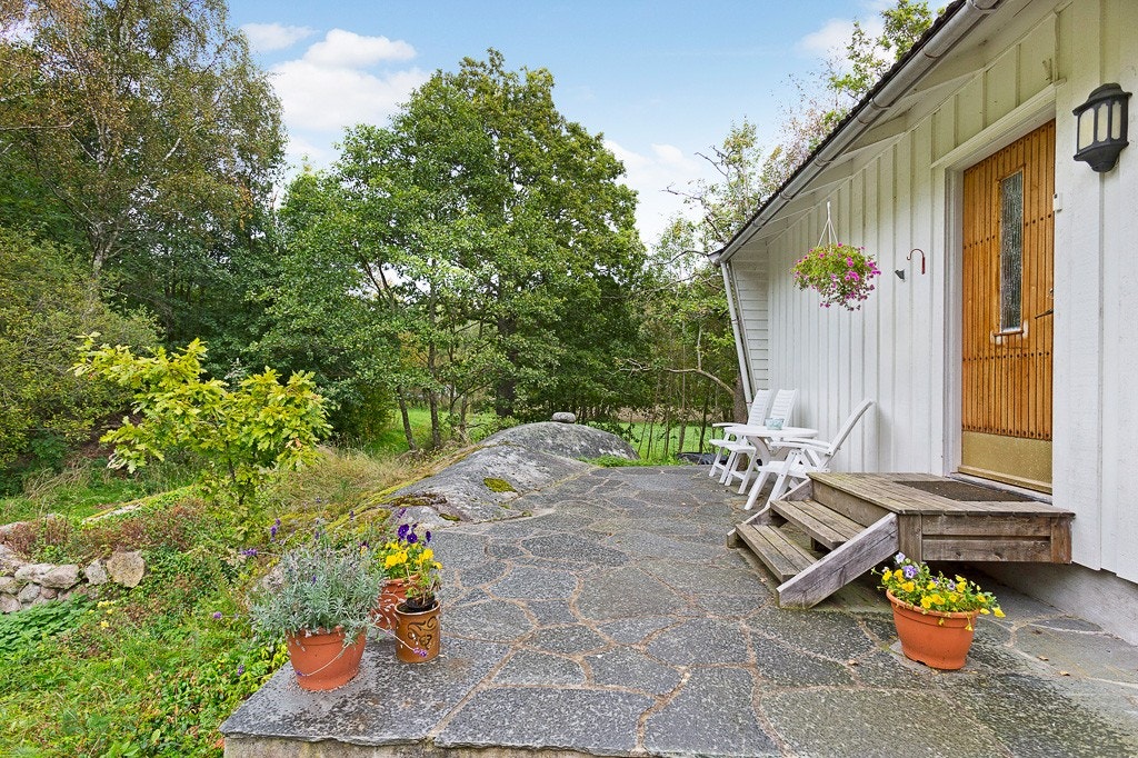 Skiferlagt uteplass ved inngangen. Galleribilde