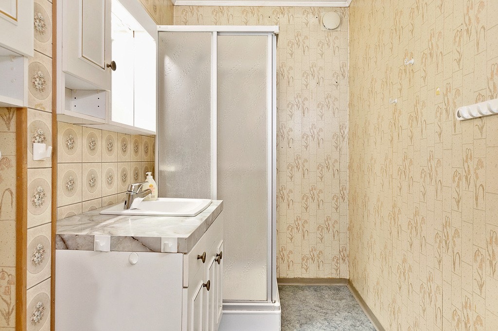 Baderom med dusjkabinett, servant og wc. Galleribilde