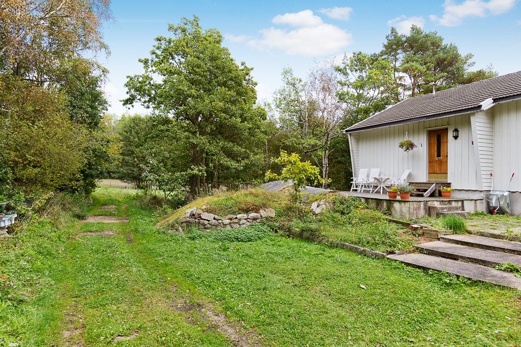 Hage på forsiden av eiendommen. Galleribilde
