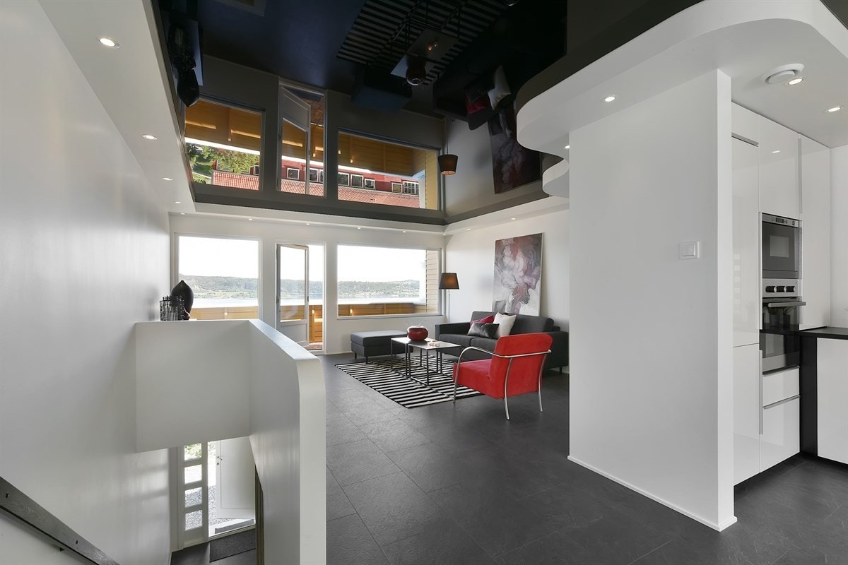 Fra andre etasje går det trapp ned til første etasje. Galleribilde