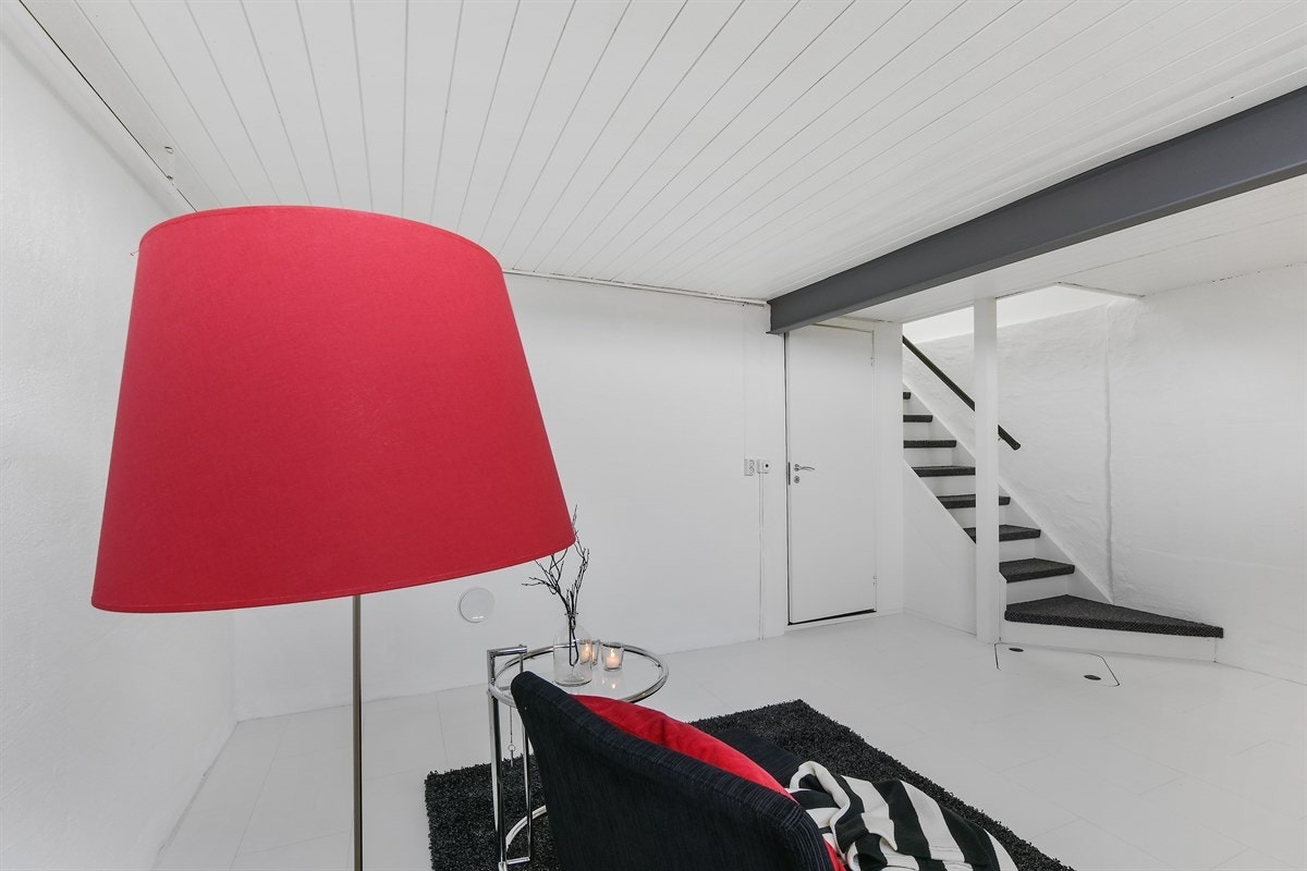 Boligen innehar i tillegg en lys og trivelig kjellerstue med lyse fliser på gulv, gulvvarme og hvitmalte vegger. Galleribilde