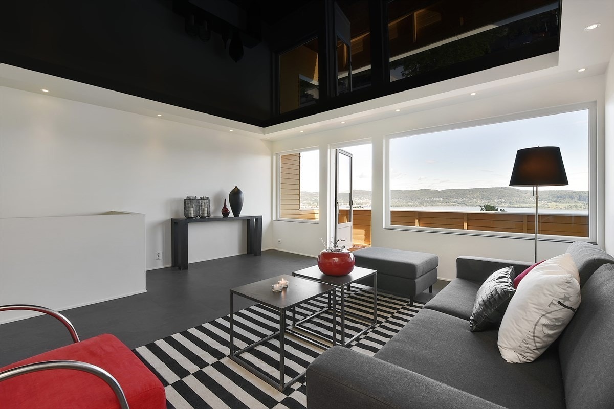 Stuen har gode vindusflater som gir gjennomgående lys og utgang til balkong med fantastisk utsikt. Galleribilde